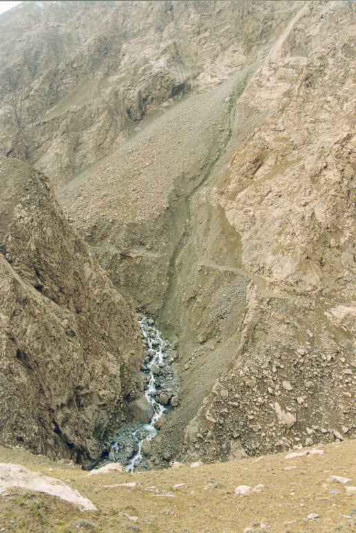В каньоне Кураб-Дарьи. Видны остатки старой дороги. [А.Чхетиани]