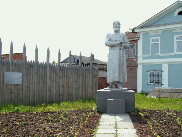 Памятник князю Акпарсу в городе [фото Николай Чуксин]