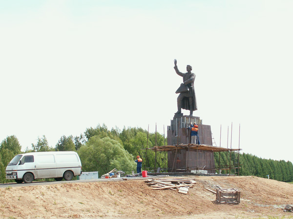 Памятник князю Акпарсу в центре Горно-Марийского района [фото Николай Чуксин]