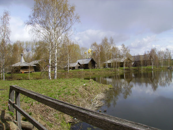 Вид на музей с мостика через речку Игуменка. [Ефремова Надежда]