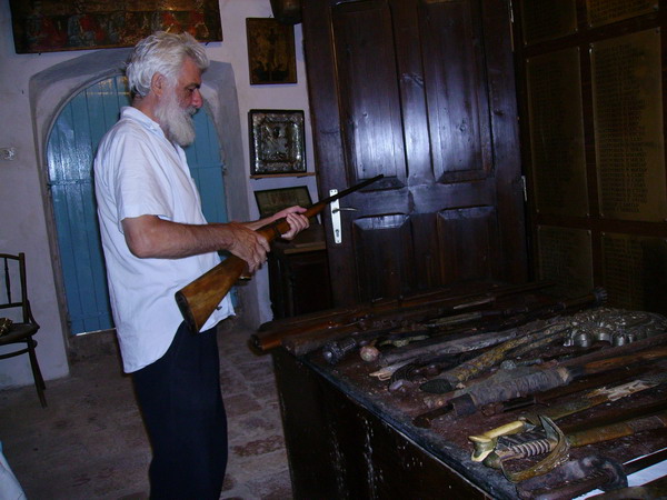 Настоятель показывает монастырскую коллекцию оружия. [Ефремова Надежда]
