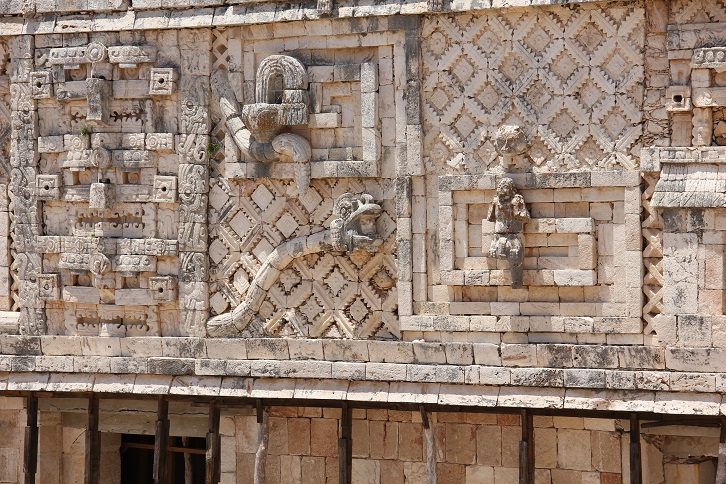 Ушмаль,женский монастырь, западная стена, голова змеи [Анатолий Новак]