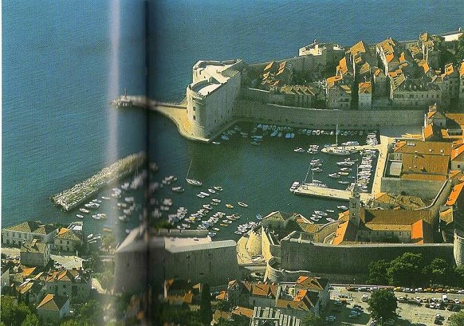 Дубровник-старый городской порт с крепостью Ревелин и бастионом Святого Иоанна [Неизвестен]