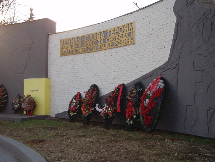 Памятник воинам у трикотажной фабрики, 2006 год [Анатолий Новак]