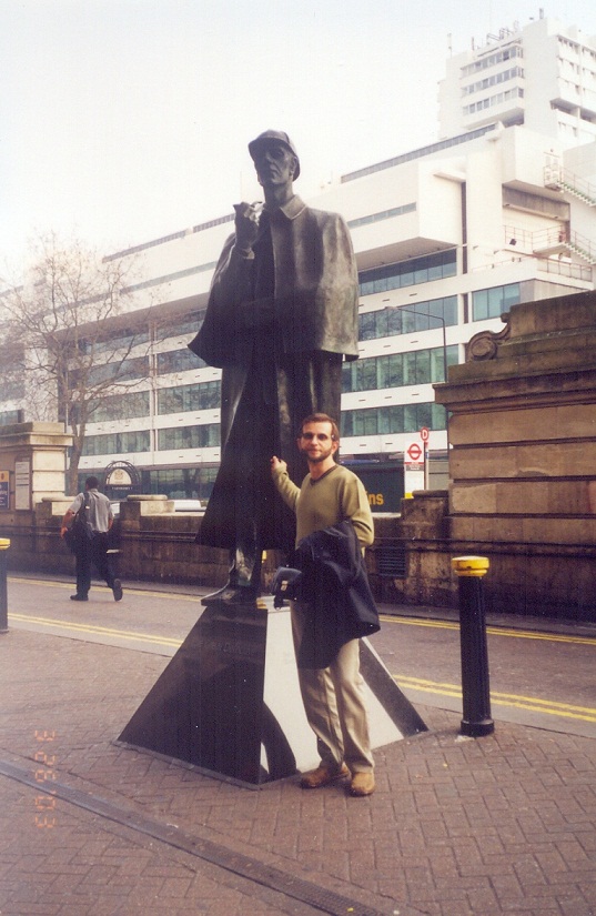 Памятник Шерлоку Холмсу рядом со входом в станцию Бейкер-стрит [Неизвестен]