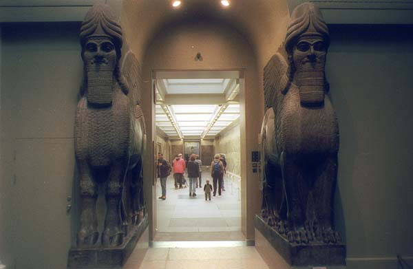 Вход в ассирийскую галерею [Неизвестен]