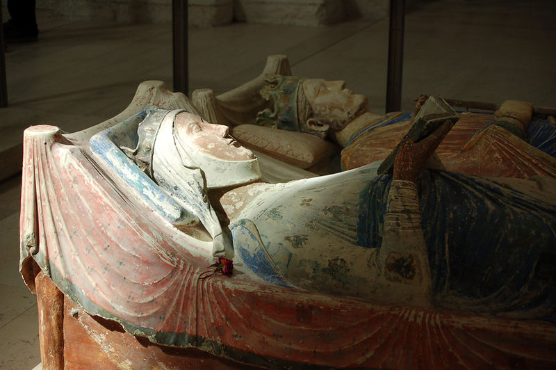 Могила Генриха II и Элеоноры Аквитанской в монастыре Фонтенвро, Франция [Википедия]